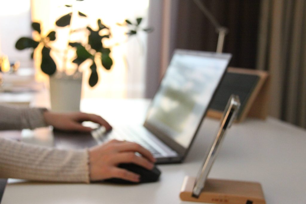 Person am Laptop an einem Schreibtisch, die die kaufmännischen Leistungen des BKD Immobilienmanagements darstellt.