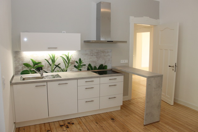 Moderne Küche mit hochwertiger Ausstattung, die die technischen Leistungen der BKD Immobilienmanagement repräsentiert