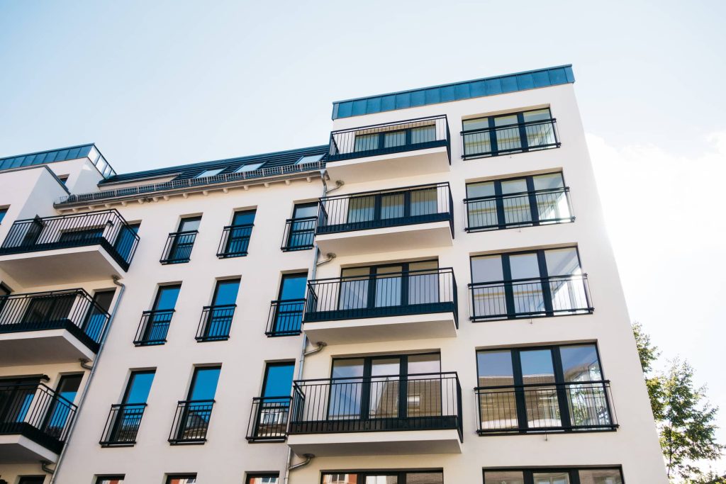 Moderne Apartmentanlage mit stilvoller Architektur, nachhaltiger Bauweise und professionellem Management durch BKD Immobilienmanagement.