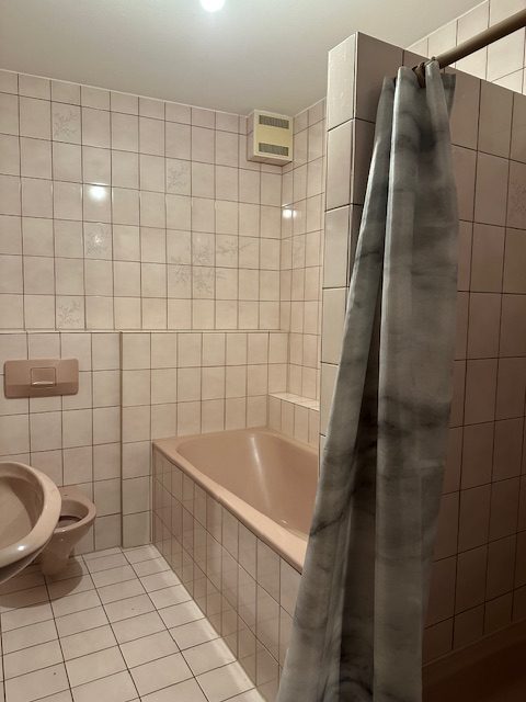 Badezimmer mit Badewanne Toilette und Waschbecken