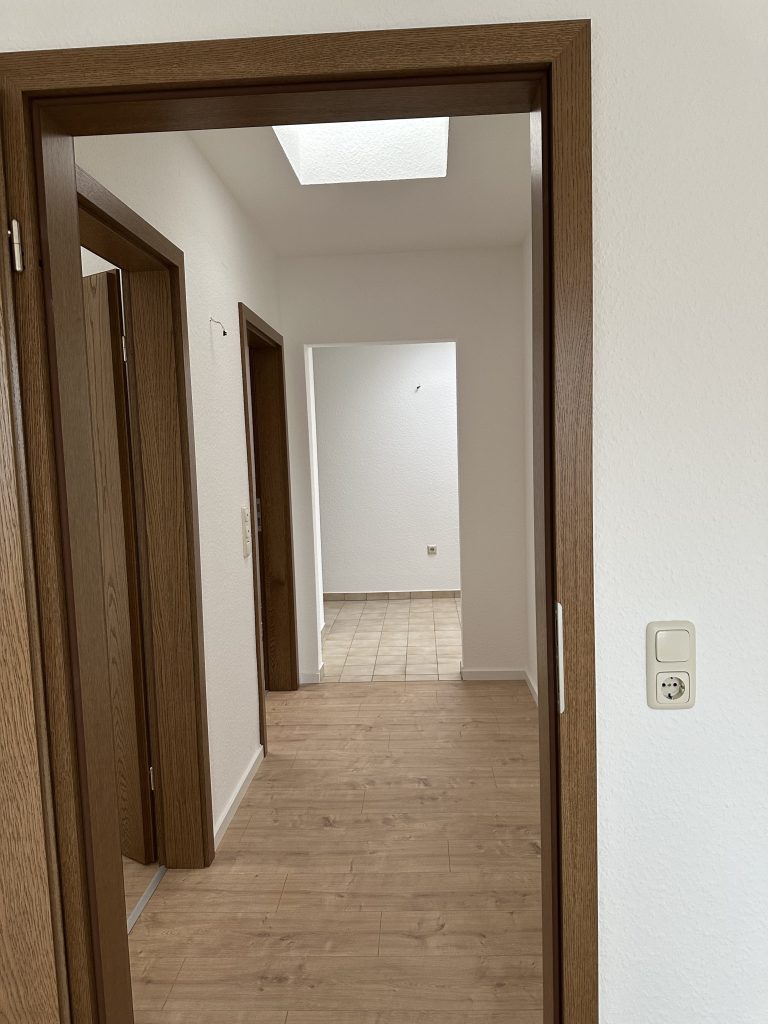 Flur mit braunen Türen