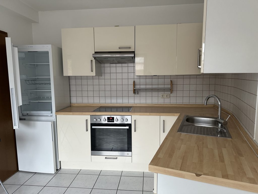 Küche mit Einbauküche in weiß