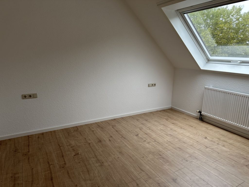 Zimmer mit Dachfenster