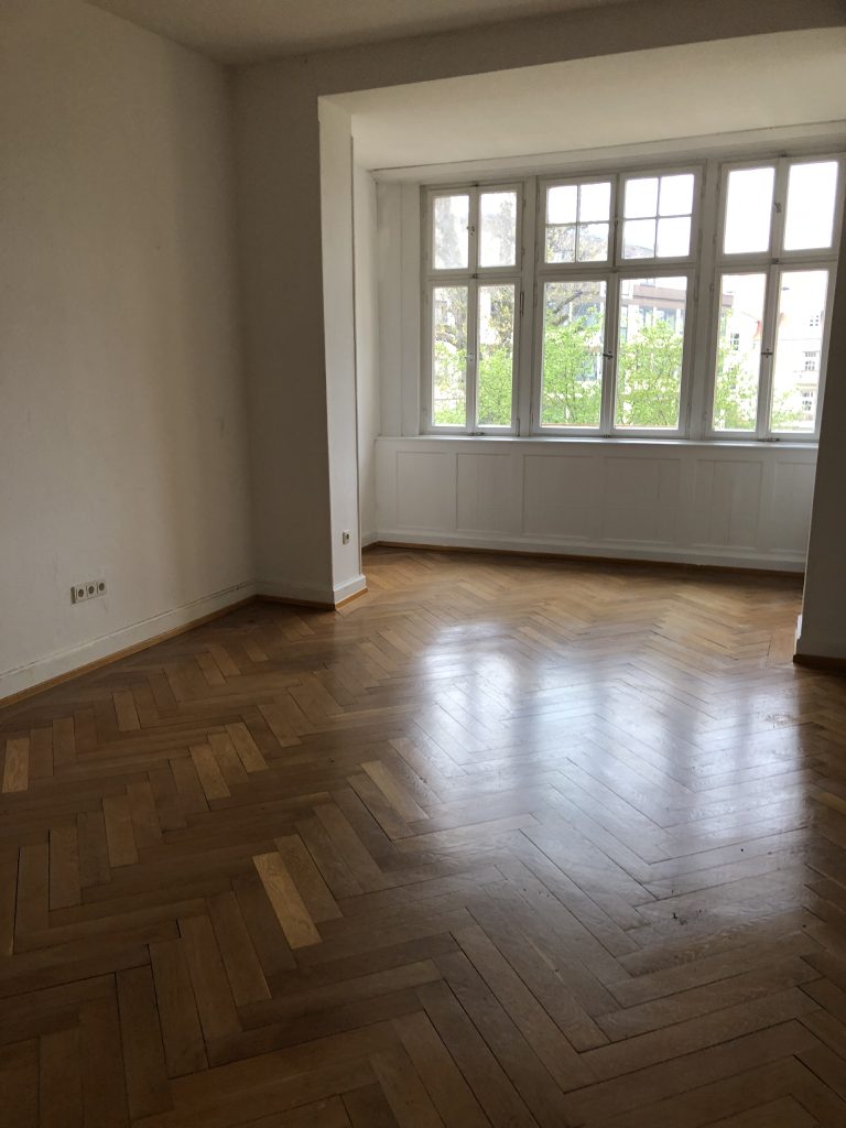 Wohnzimmer mit tollem Parkett und großen Fenster