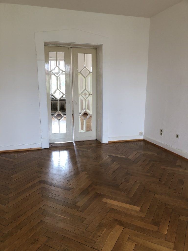 Wohnzimmer mit tollem Parkett und großen Fenster