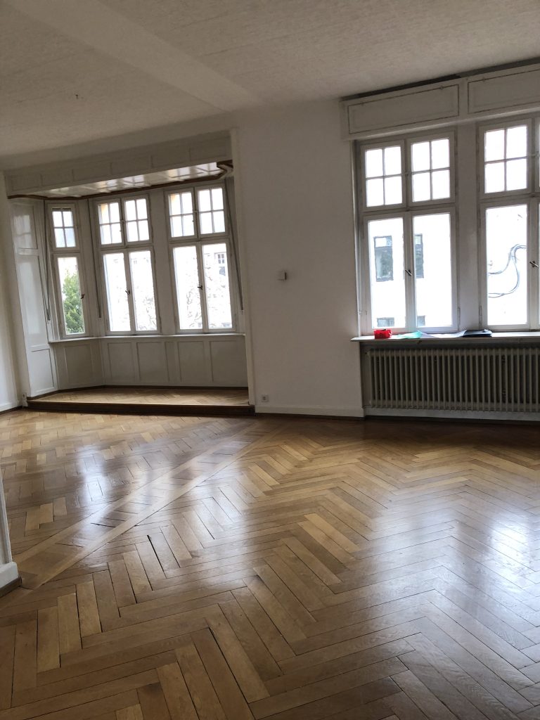 Wohnzimmer mit tollem Parkett und großen Fenster