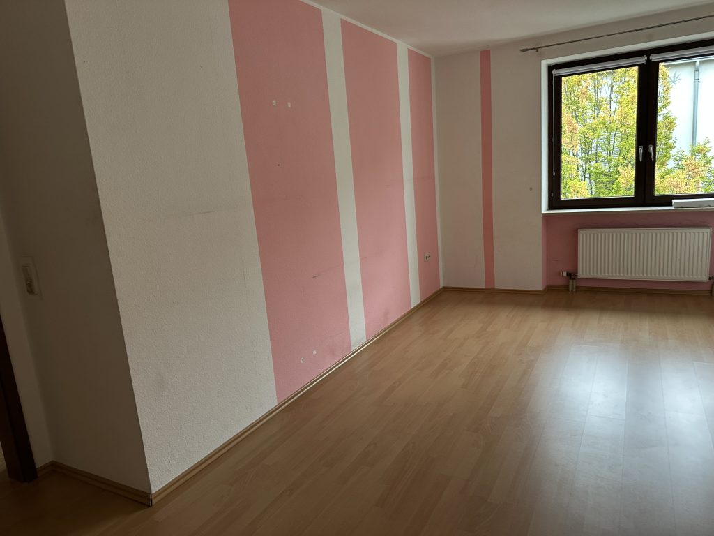 Schlafzimmer mit schönem Boden und viel Licht