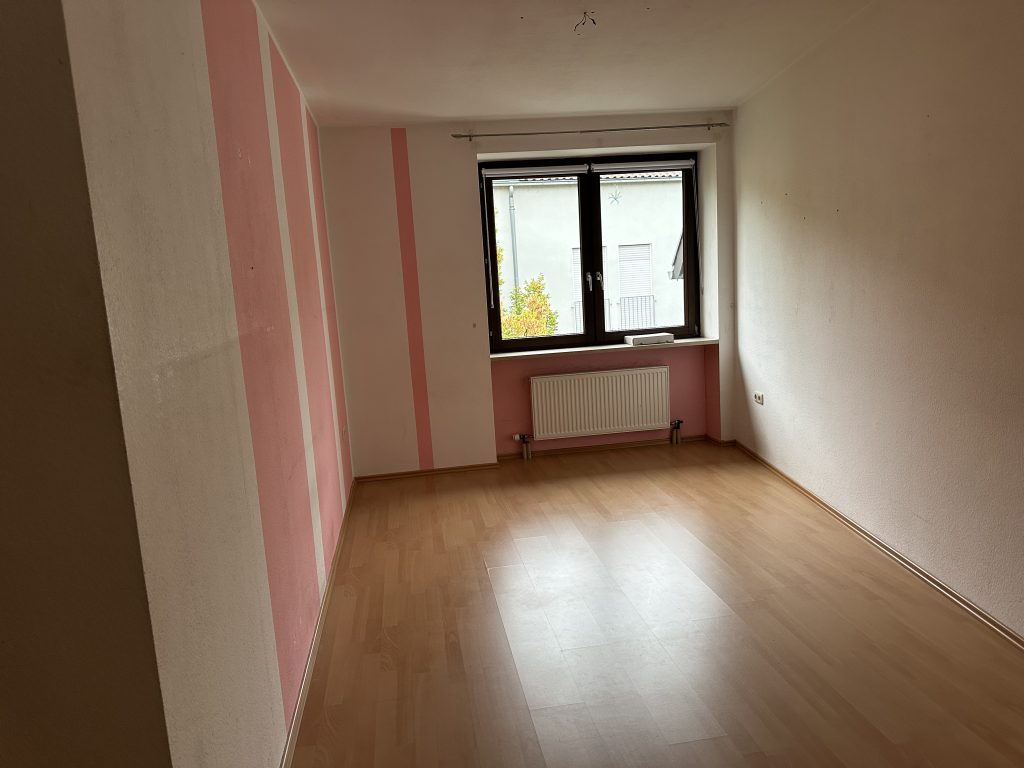 Schlafzimmer mit schönem Boden und viel Licht