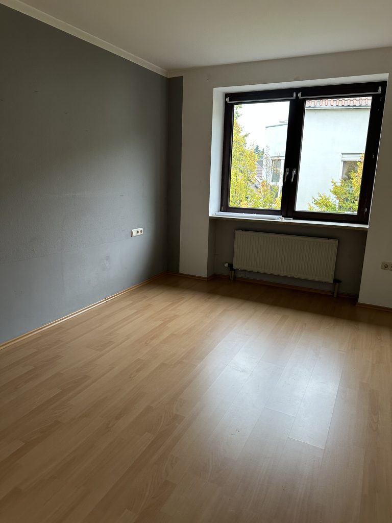 Schlafzimmer mit schönem Boden und viel Licht