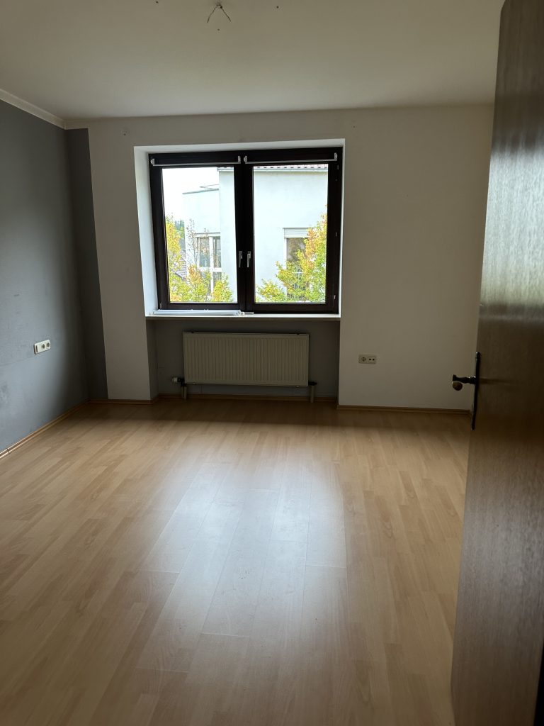 Schlafzimmer mit schönem Boden und viel Licht
